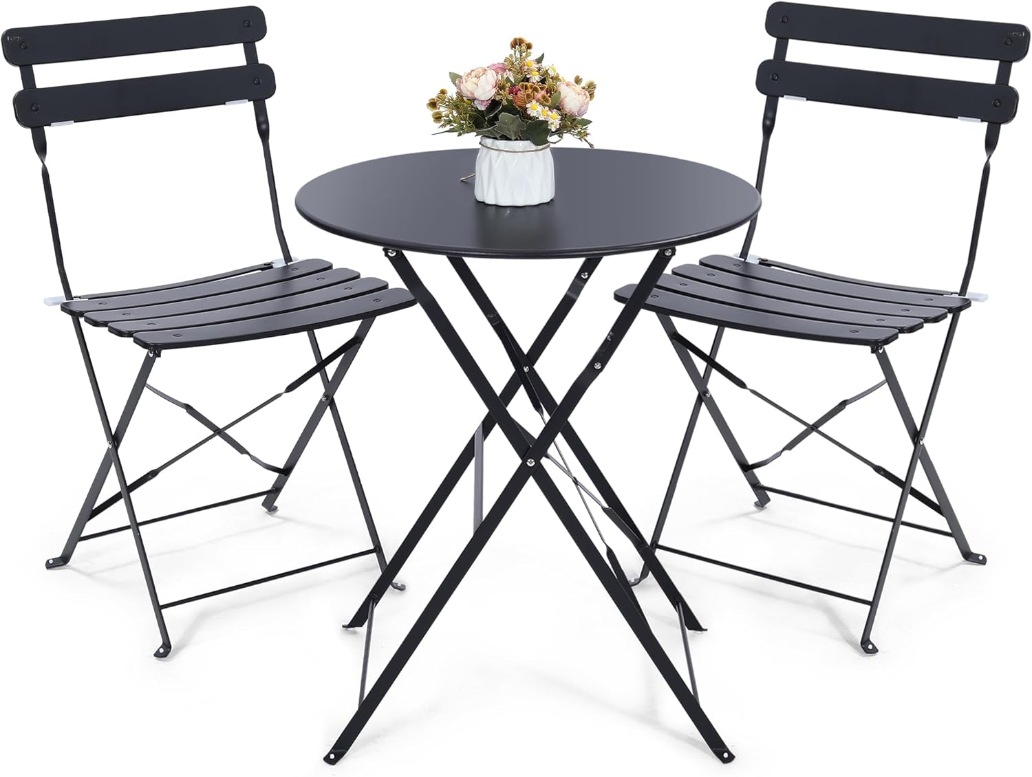 Bistro Table Set - 省スペースの黒色の3ピース折りたたみ式屋外ビストロセット。折りたたみ式コーヒーテーブル1台とそれに合う椅子2脚で構成されており、狭いバルコニーやプライベートガーデンでの使用に最適なコンパクト家具です。