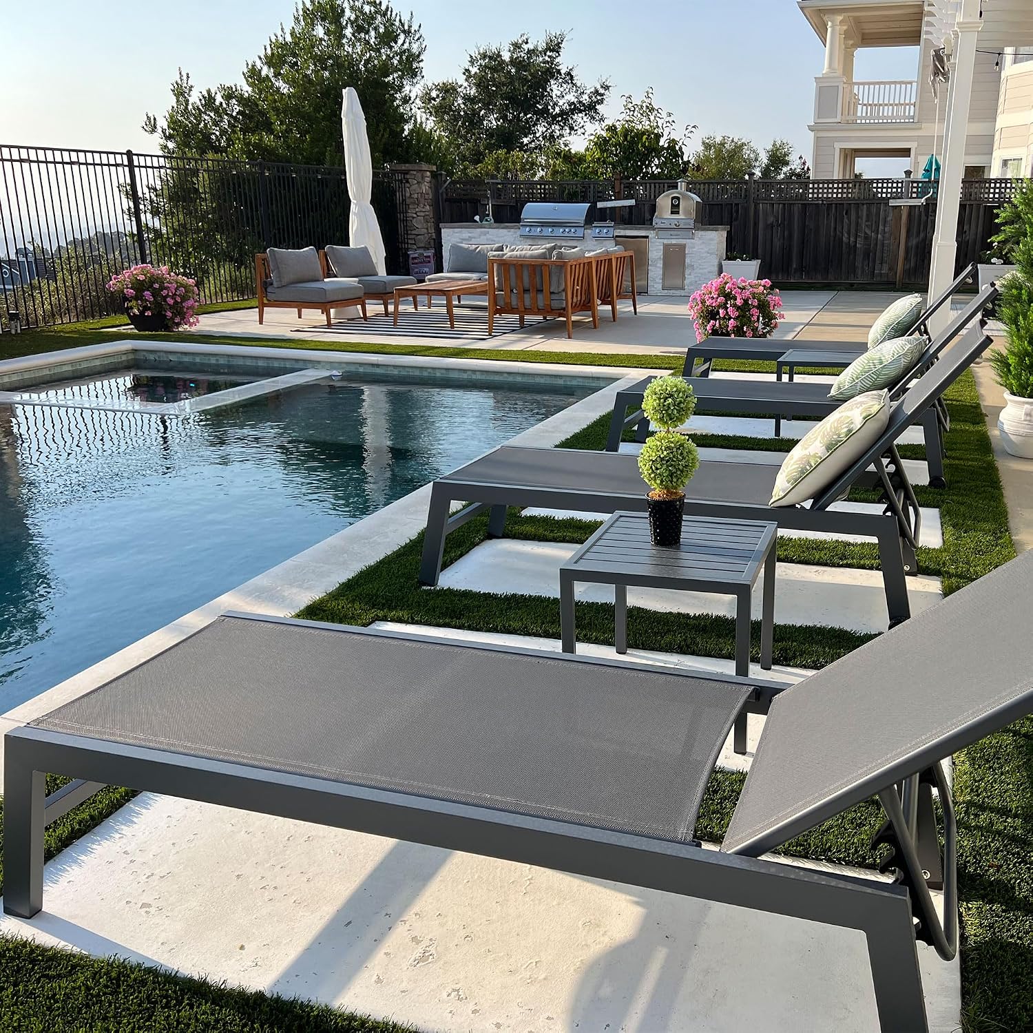 Outdoor Furniture Quick Dry - 速乾性メッシュ製屋外ラウンジチェアセット（2人用）、5段階リクライニング、サイドテーブルと車輪付き、アルミニウム製、耐荷重270ポンド、カスタマイズ可能