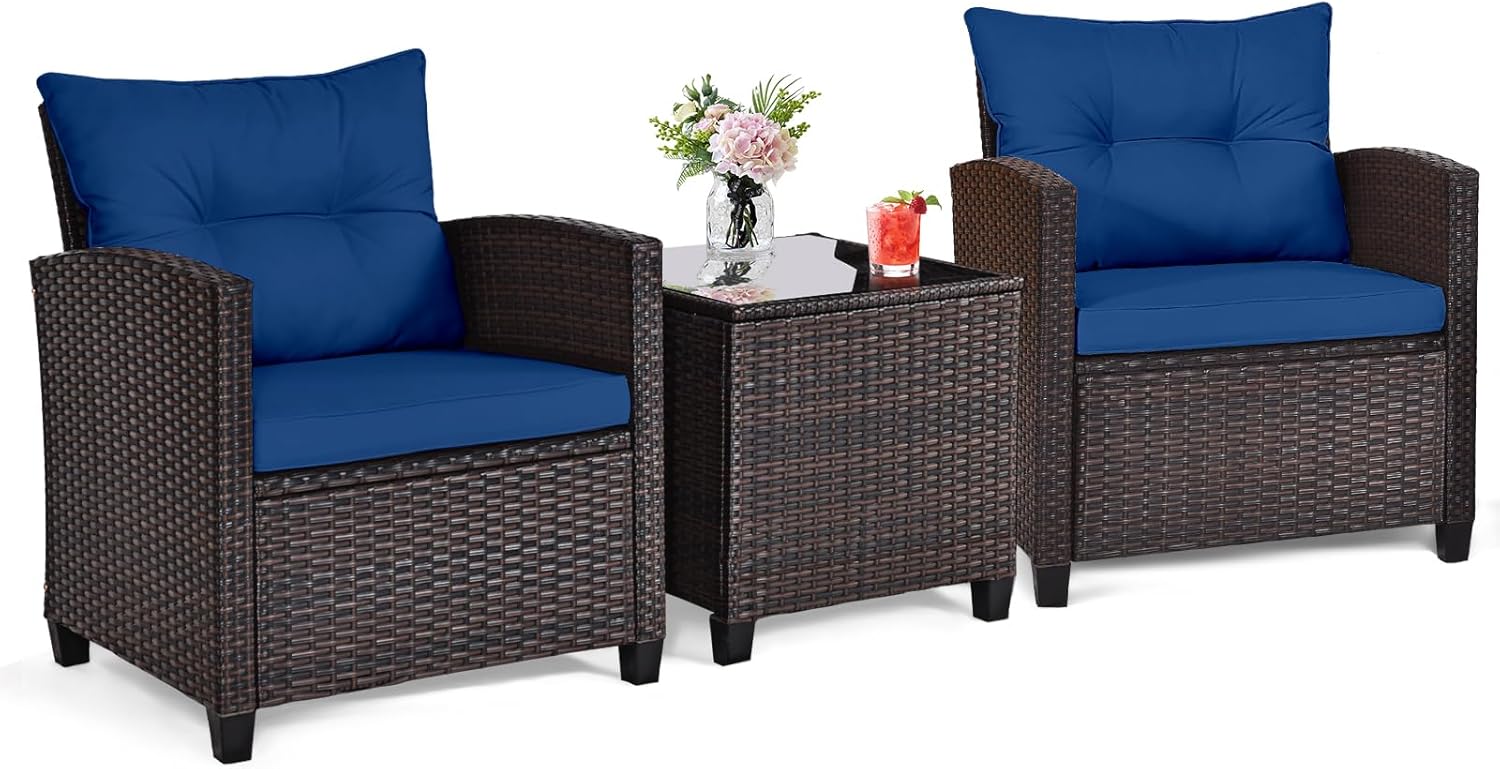 Bistro Table Set - ネイビーブルーの籐製ウィッカー3ピース屋外ビストロセット、クッション付き籐製椅子とガラス製コーヒーテーブル付き、耐候性のある家具、フロントポーチ、バルコニー、庭、デッキ、プールサイドに最適